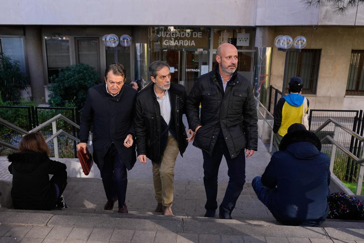 MADRID, 13/12/2025.- El director ejecutivo de la aerolínea Plus Ultra, Roberto Roselli (d), a la salida de los Juzgados de Plaza de Castilla después de quedar en libertad.