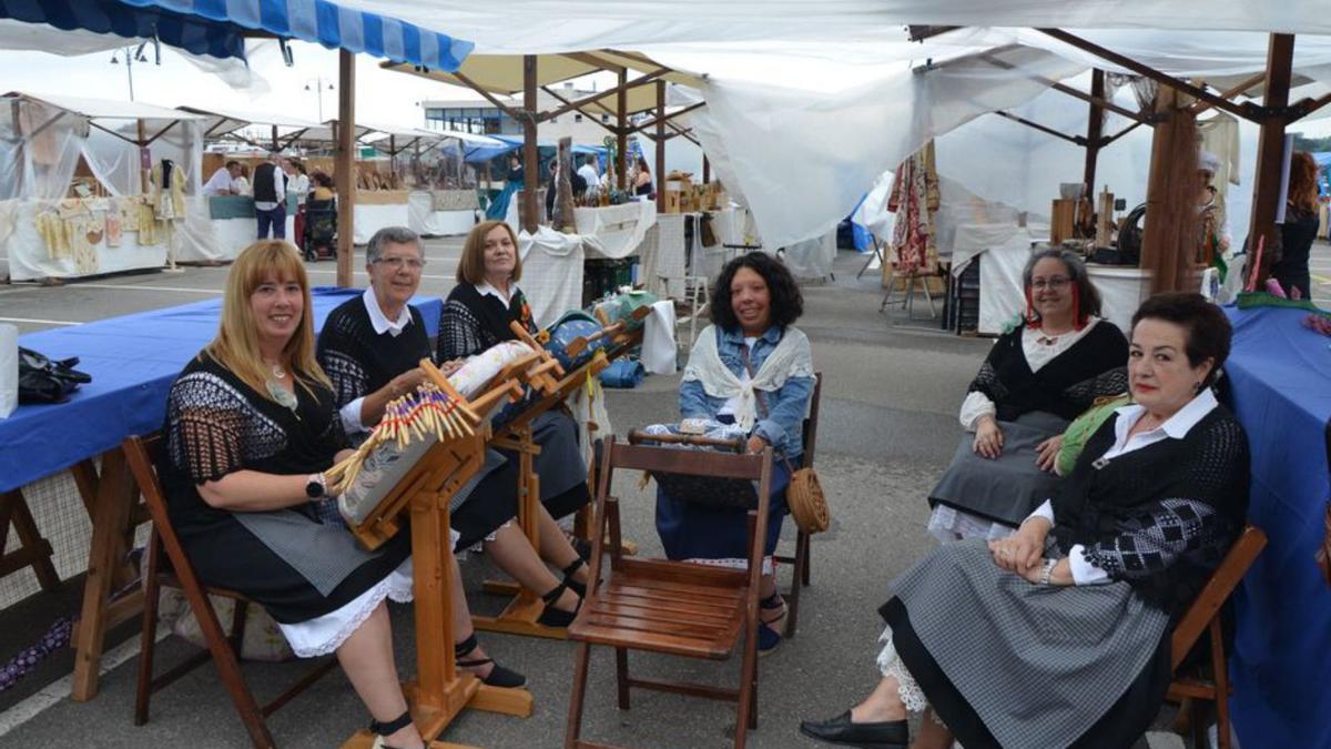 Mujeres ataviadas con el traje de sardinera, en la zona del mercado. | B. G.