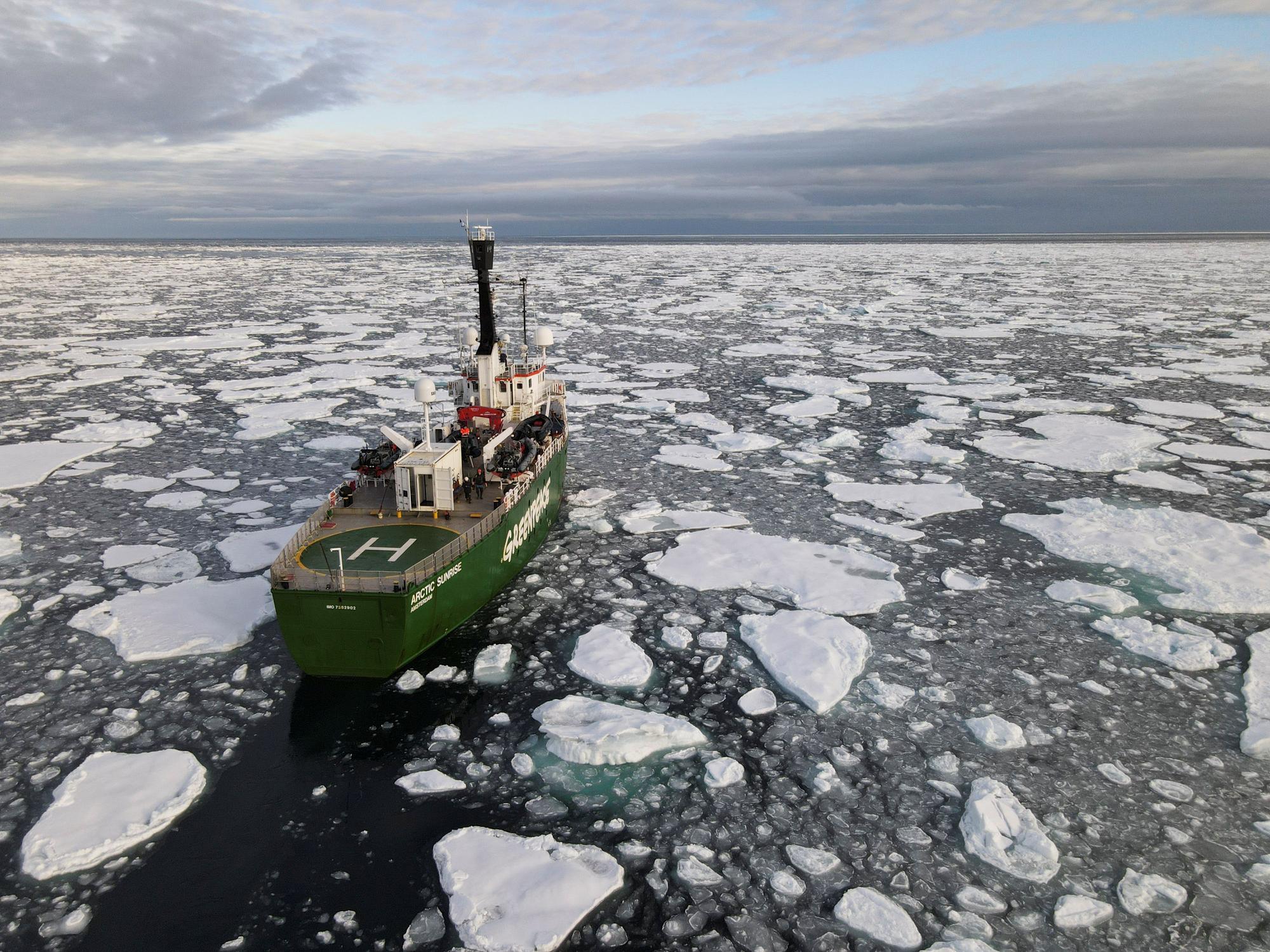 El rompehielos Arctic Sunrise de Greenpeace navega entre el hielo del océano Ártico el 15 de septiembre de 2020