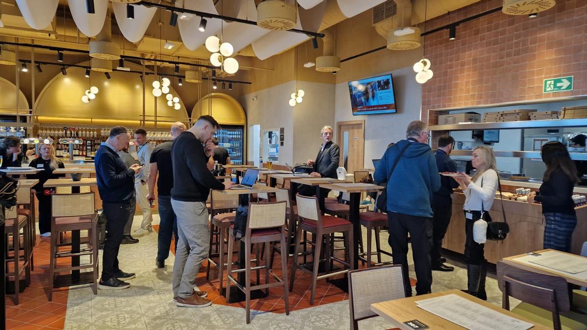 Responsables del proyecto recorren el interior del Wetherspoon de Alicante, situado en la zona de embarque no Schengen del aeropuerto.