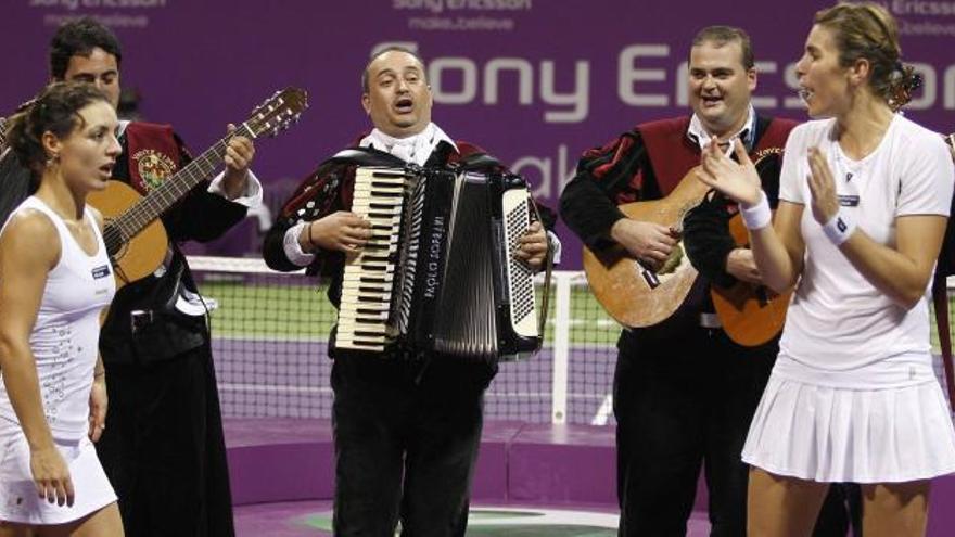 Unos tunos cantaron en honor de Martínez y Llagostera (izquierda) en la ceremonia de entrega del trofeo a las campeonas.