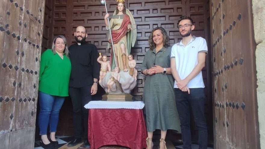 La parroquia de San Bartolomé de Baena presenta la restauración de su San Rafael
