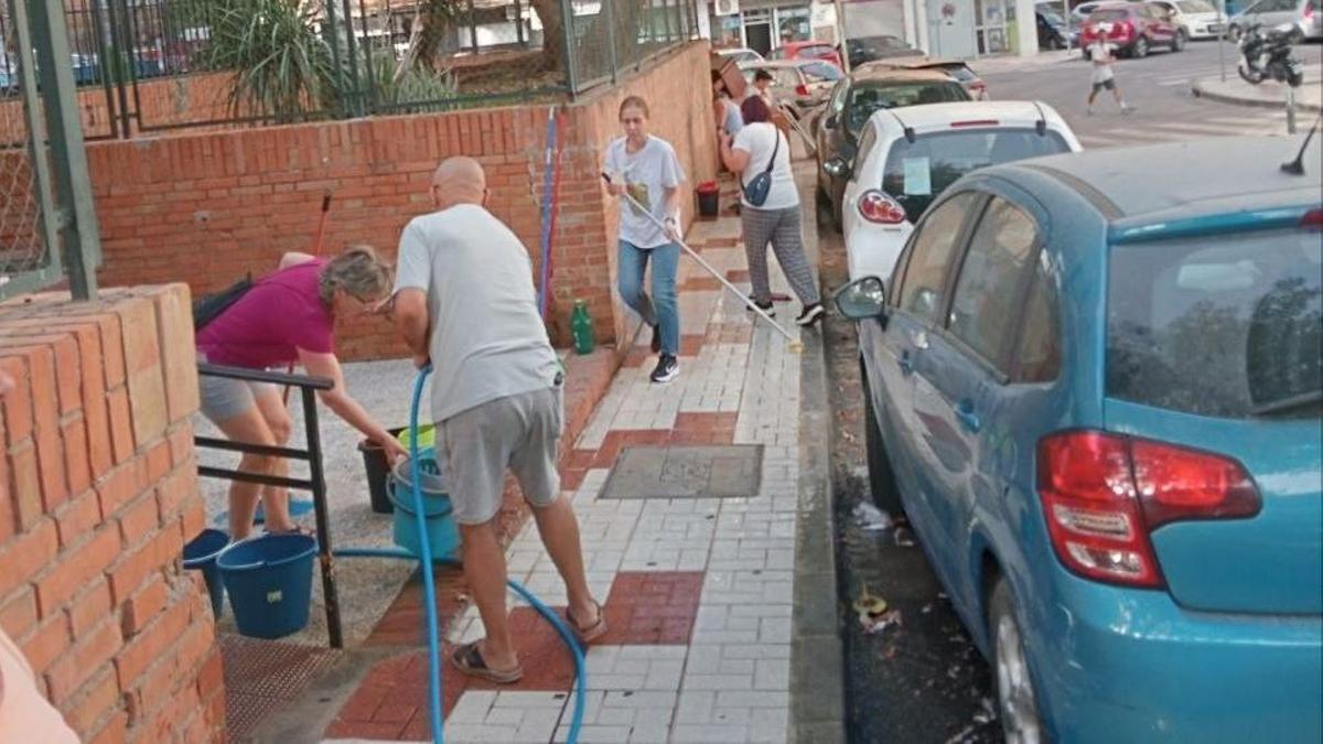 Los vecinos limpiaron el miércoles el entorno de la parroquia de Miraflores de los Ángeles.