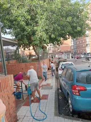 ¿Qué piden los vecinos que salen a limpiar estos días Miraflores de los Ángeles? Desde más personal a policía secreta contra los incívicos