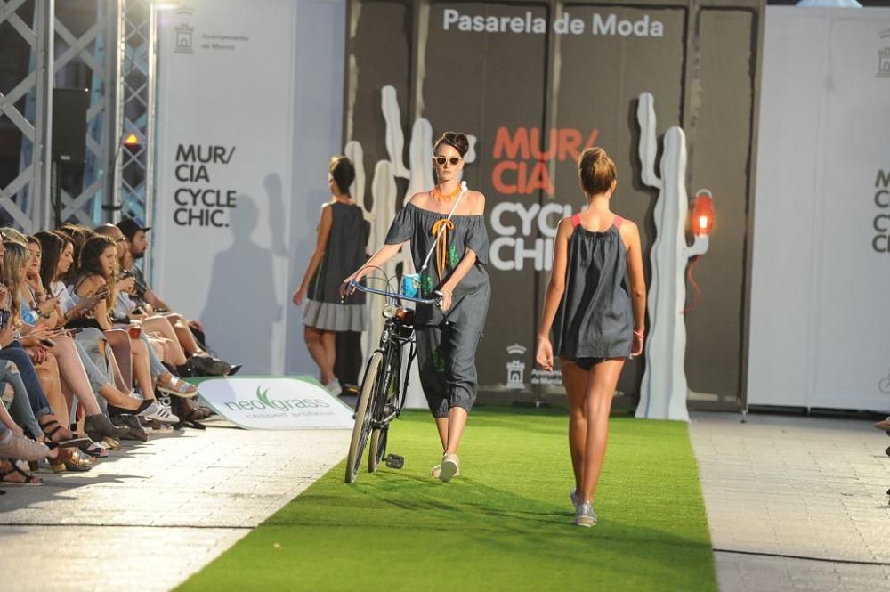 La moda se pasea por el puente nuevo con 'Murcia Cycle Chic'