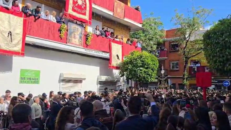 VÍDEO | Llega la banda de la Centuria Macarena a la puerta de la parroquia del Cerro del Águila