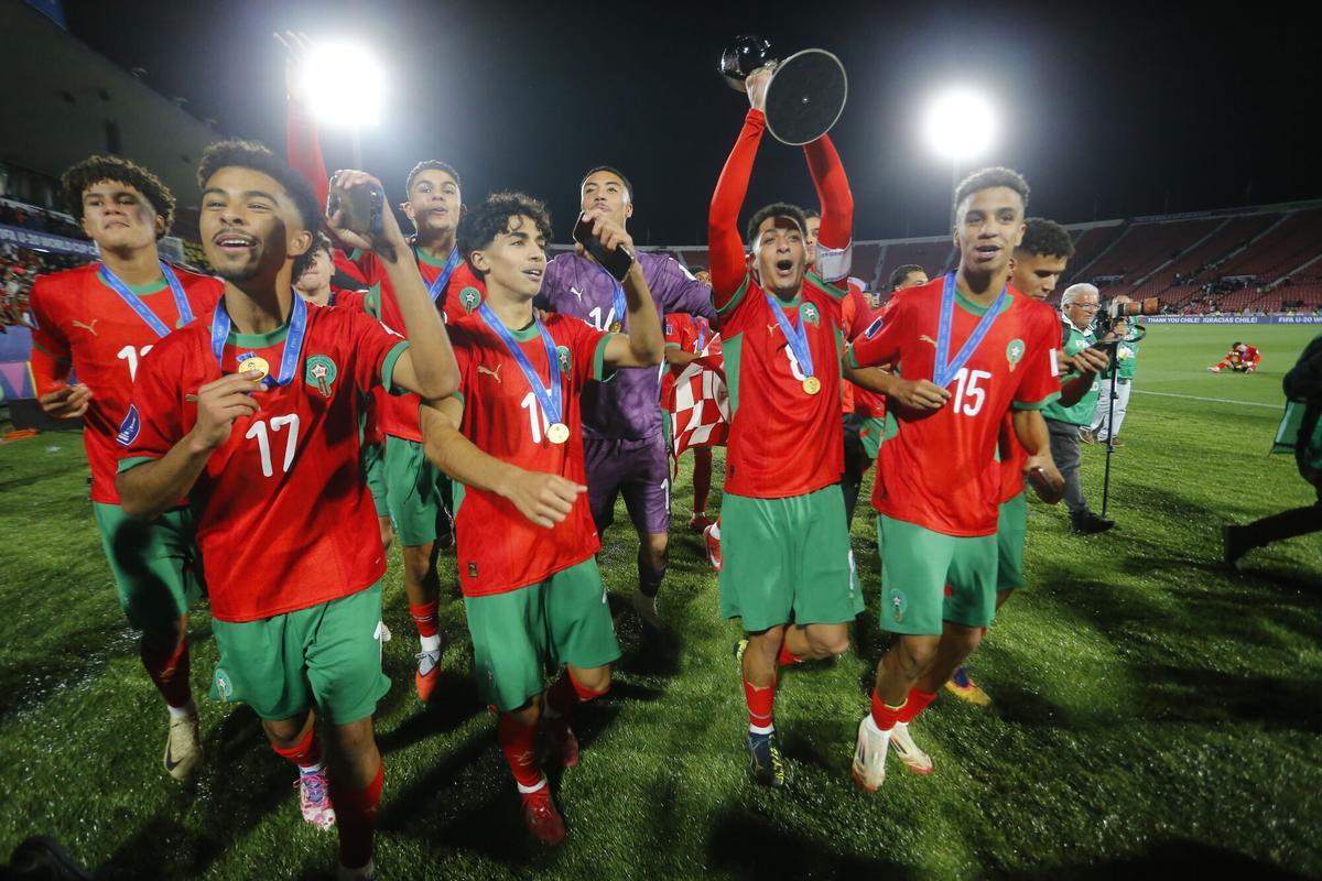 Jugadores de Marruecos celebran al ganar la Copa del Mundo Sub-20 ante Argentina este domingo en el estadio Nacional de Santiago (Chile)