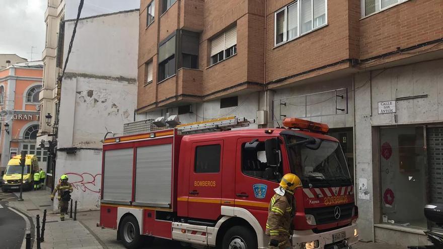 Una mujer se precipita a un patio interior en un bloque de San Antón