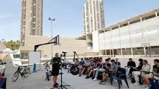 Los estudiantes del IES Mediterránea de Benidorm se convierten en ciclistas expertos por un día