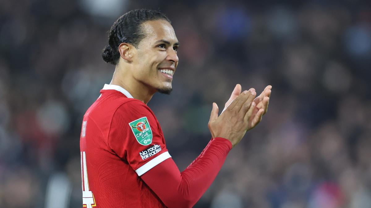 Virgil van Dijk celebra tras vencer al Fulham en la Carabao Cup