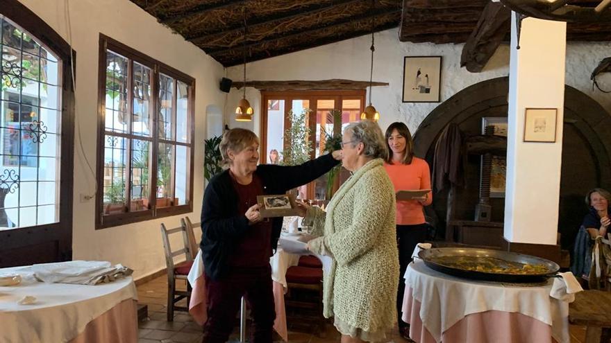 Morgan, a la izquierda, entrega el premio a la activista Karen Kileen.