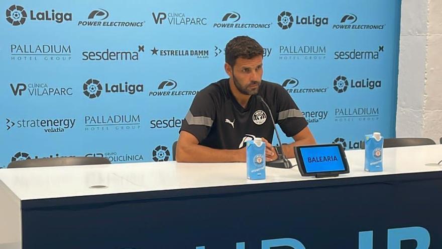 El entrenador de la UD Ibiza, Javier Baraja, durante la rueda de prensa previa al encuentro frente a la Ponferradina.