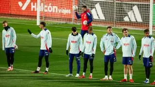 El 'pique' entre Unai y Olmo... ¡Jugando al ajedrez!