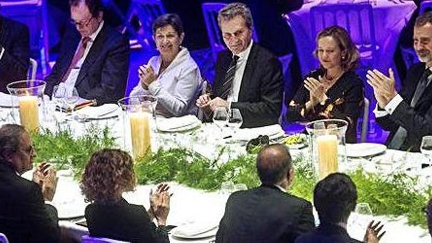 El Rei i Quim Torra aplaudeixen durant el sopar d&#039;inauguració del Mobile World Congress.