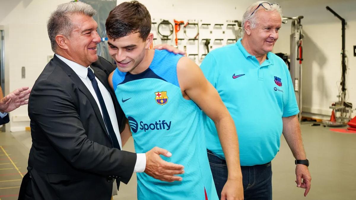 Laporta se abraza a Pedri