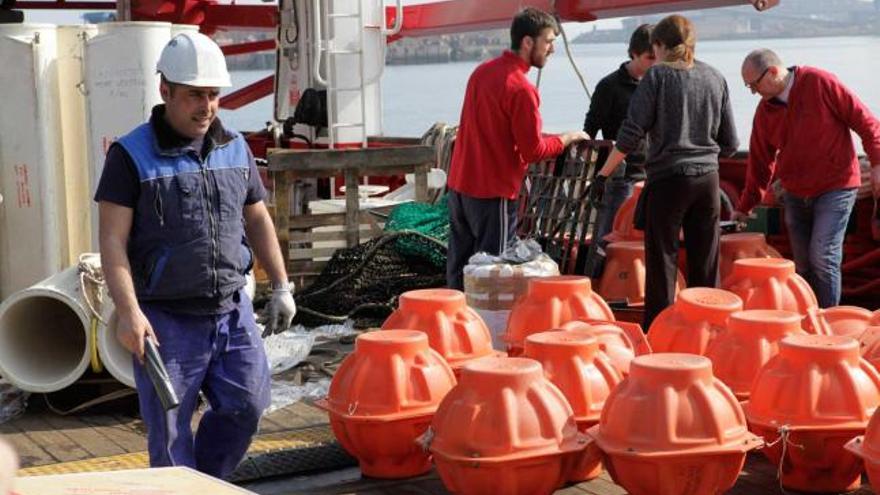 Preparativos a bordo de un buque oceanográfico para una pasada campaña de investigación en el Cañón de Avilés.