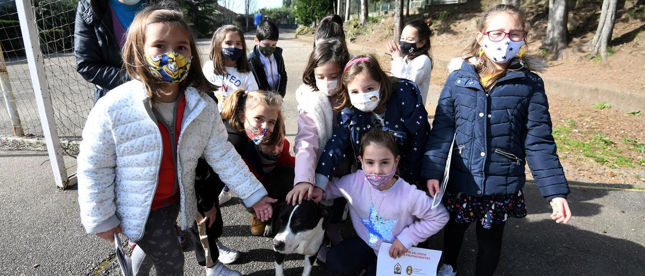 Escolares de Chancelas, en el recreo que el perro Teo.