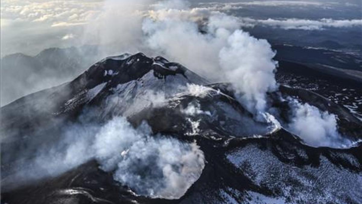 Los cráteres de la cima del volcán Etna vistos desde el helicóptero de la Guardia Costera italiana.