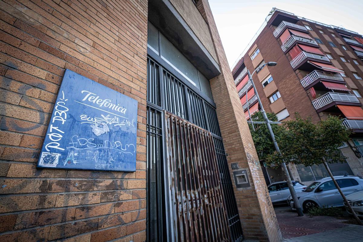 Antiguo edificio de Telefónica, en Sant Adrià de Besòs, que el Ayuntamiento adquirirá por unos dos millones de euros para convertirlo en viviendas adaptadas para personas mayores. A 28 de julio de 2026. Sociedad. AUTOR: MANU MITRU | EPC