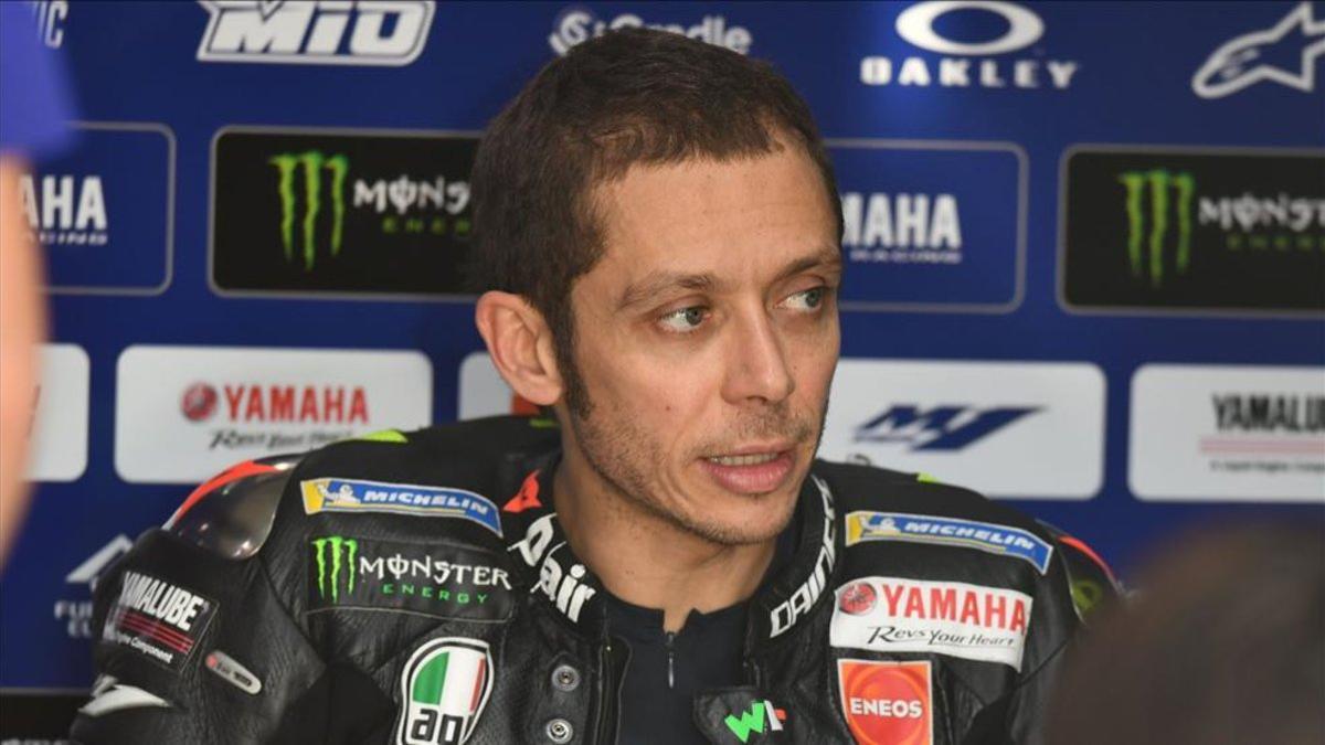 Rossi habla con su equipo en el interior de su box