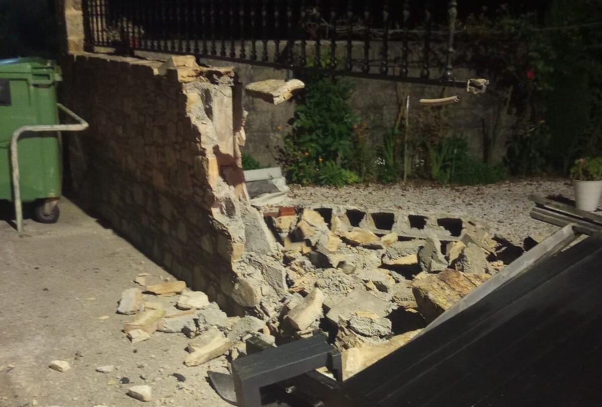 Estado en el que quedó el muro tras el impacto del turismo en As Caselas