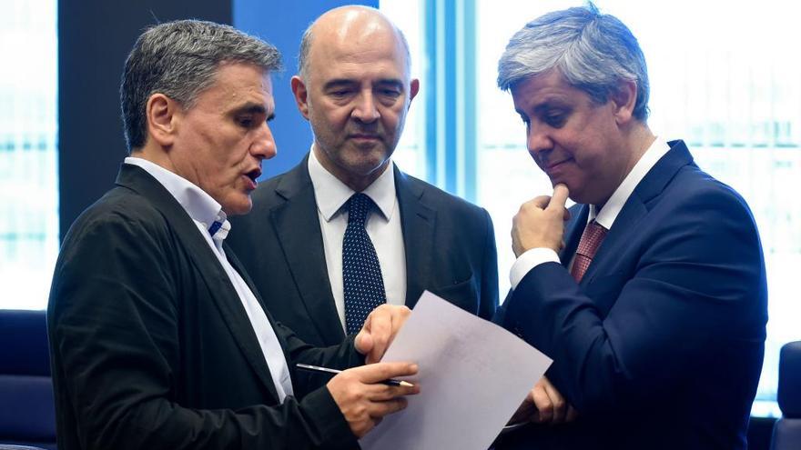 El ministro griego de Finanzas, Euclid Tsakalotos, junto al comisario europeo de Asuntos Económicos, Pierre Moscovici, y el presidente del Eurogrupo, Mario Centeno