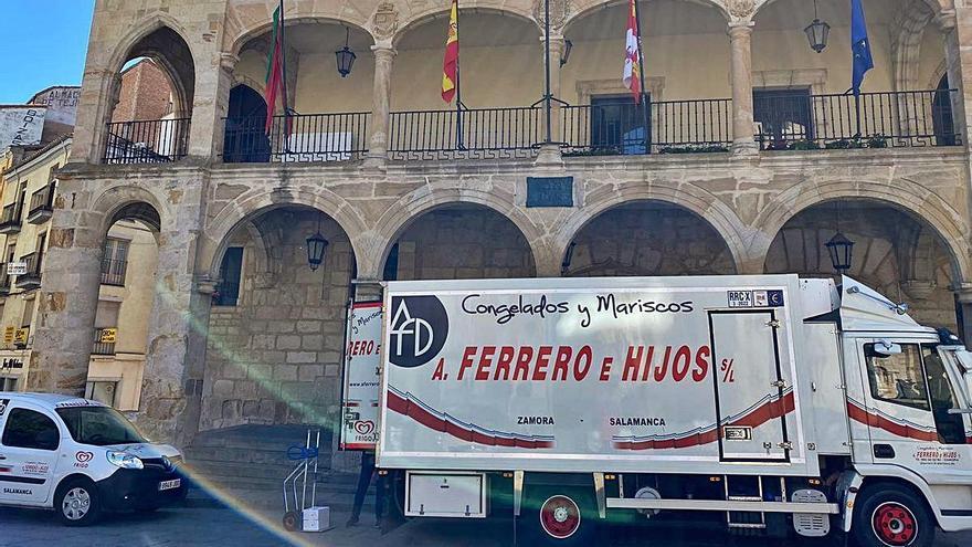 El camión de la firma, en el Ayuntamiento Viejo.