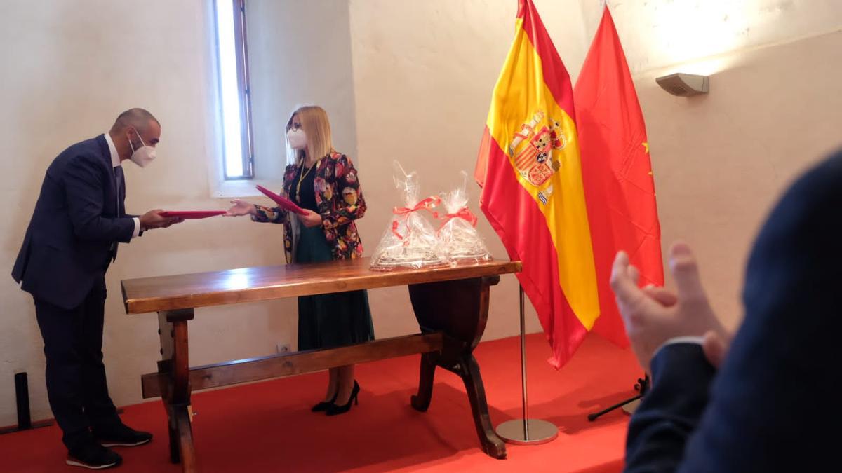 Las banderas de China y España han presidido el acto de la firma institucional en la sala noble del castillo.