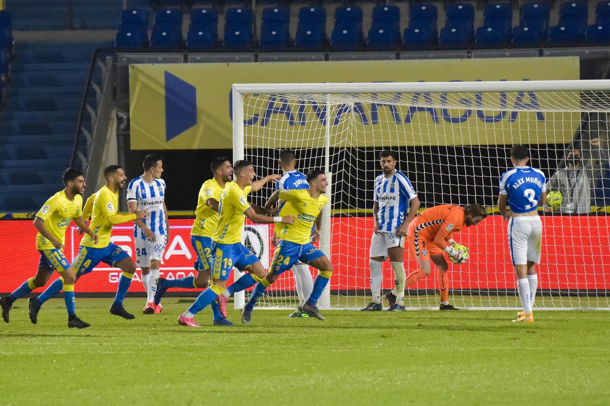 El partido del derbi UD Las Palmas - CD Tenerife, en imágenes