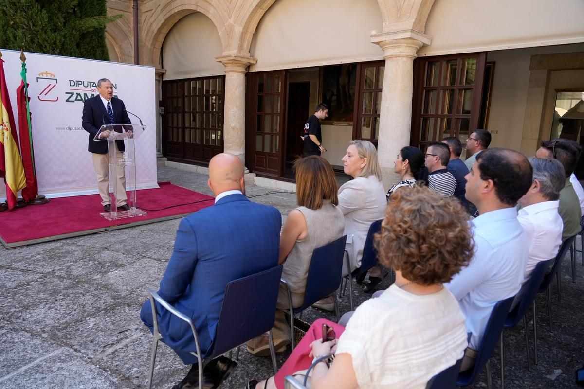 Javier Faúndez, de pie, interviene en el acto de firma de los convenios con los Ayuntamientos.