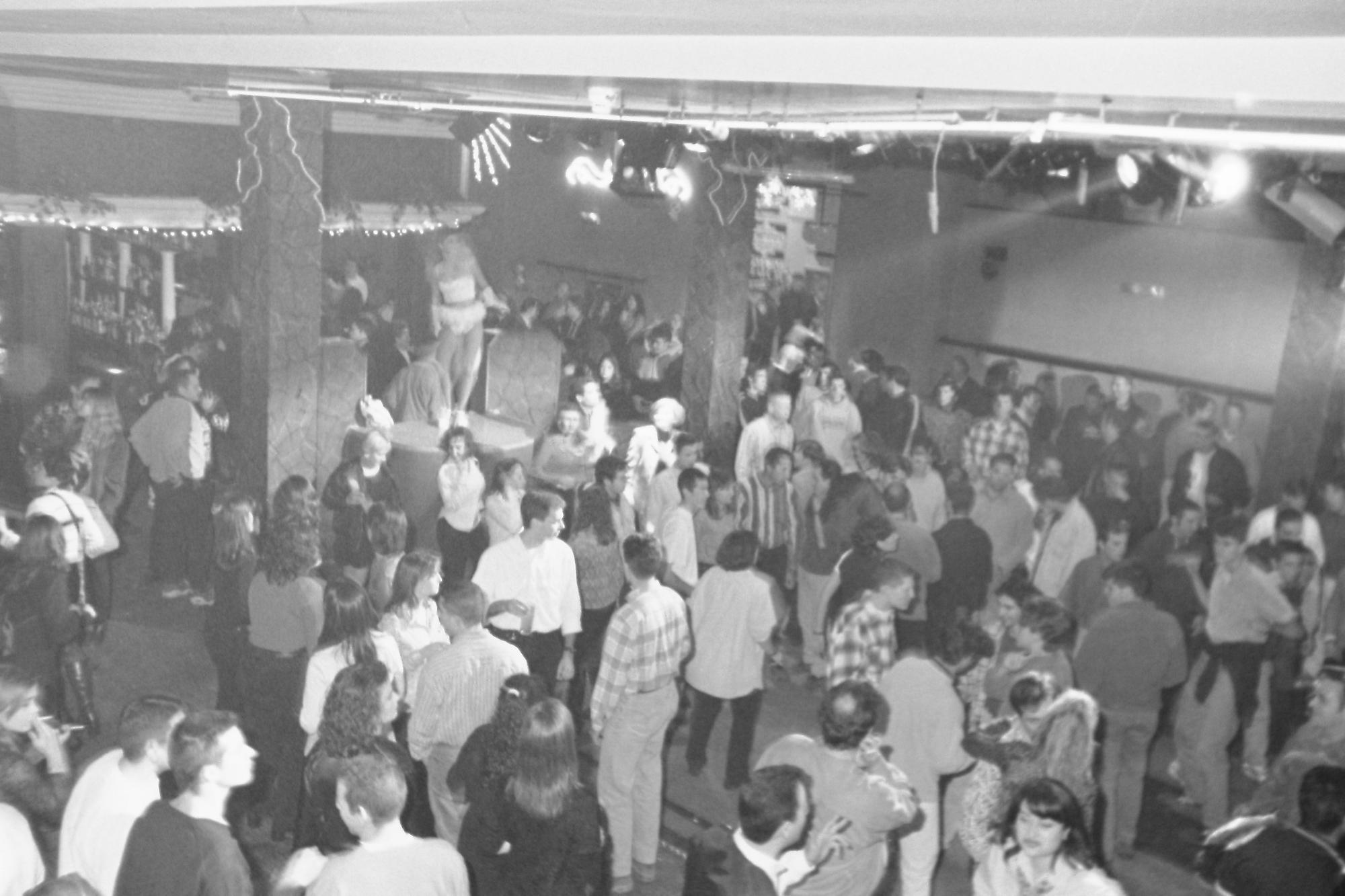 ¿Estuviste de fiesta en las discotecas de los años 90?: A ver si te encuentras en estas fotos