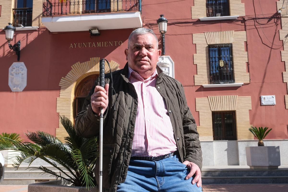 El socialista Miguel Terol frente al Ayuntamiento de Redován.