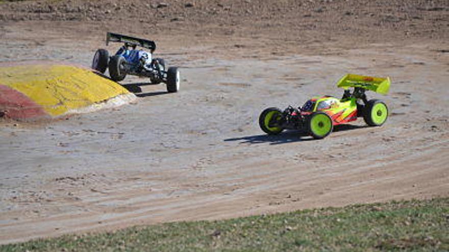 Dos coches disputan una carrera en el circuito eldense.