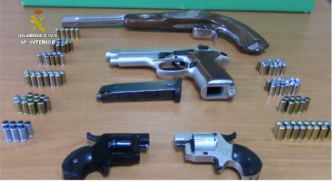 Armas y munición intervenidas por la Guardia Civil.