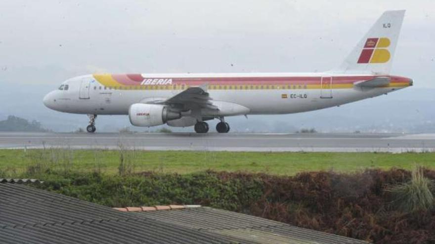 Un avión de Iberia, en el aeropuerto de Alvedro. / víctor echave