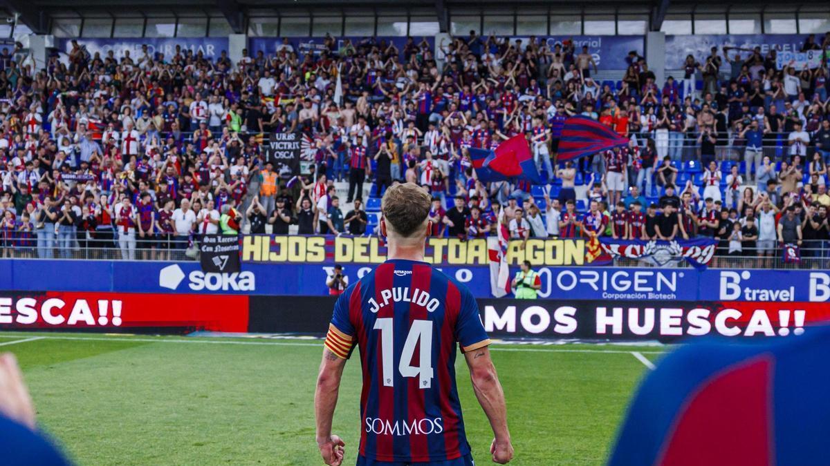 Jorge Pulido se dirige a la afición tras el derbi ante el Real Zaragoza en El Alcoraz.