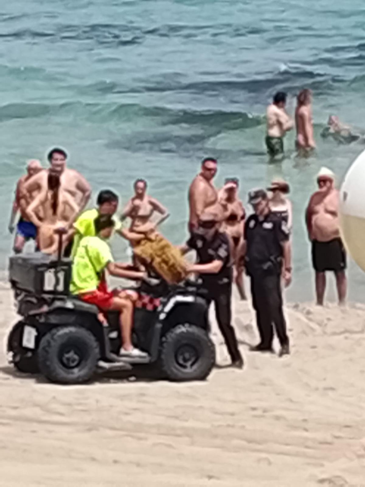 Policías y socorristas, con el fardo sospechoso en La Manga.