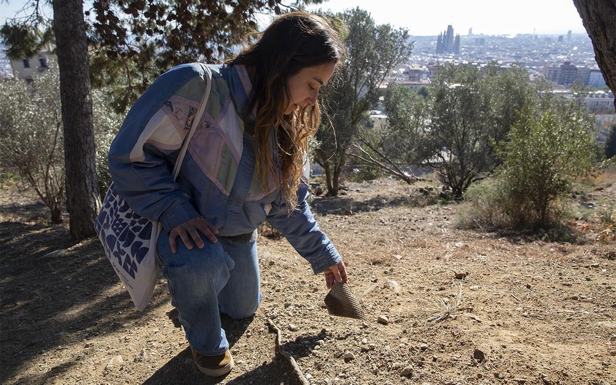 Una vecina muestra restos de Uralita en una ladera del Parque del Guinardó, muy cerca de los búnkeres del Carmel