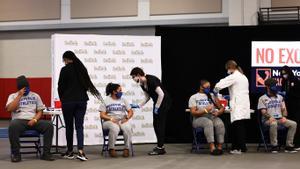 Estudiantes reciben la vacuna contra el covid, en Brentwood (Nueva York).