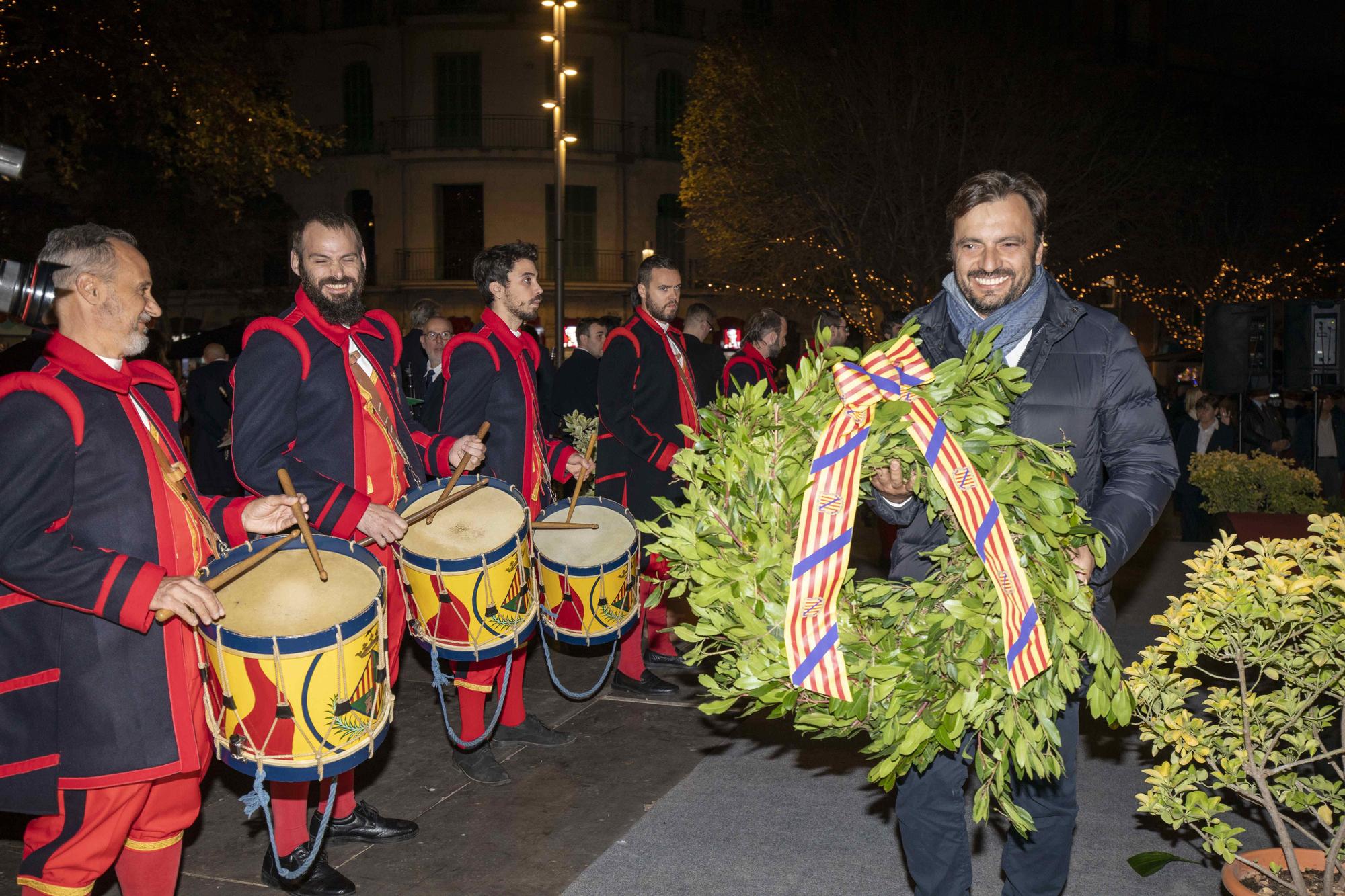 Diada de Mallorca: ofrenda floral a la estatua de Jaume I en Palma