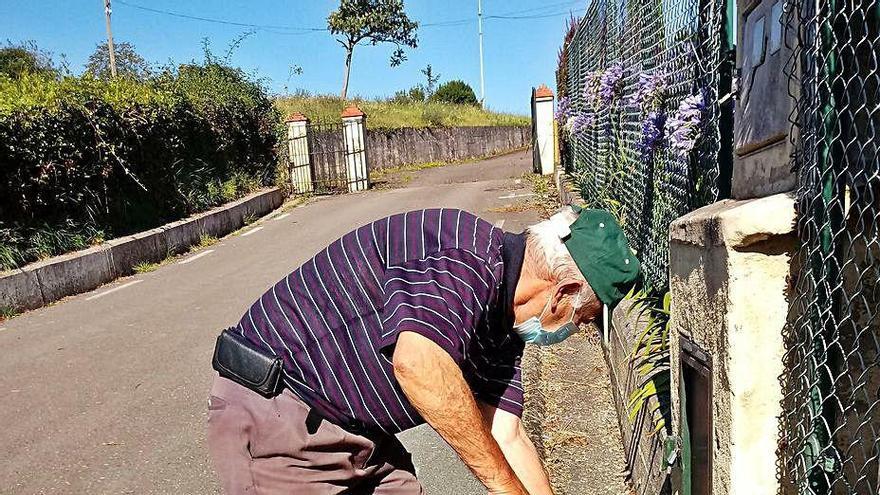 Uno de los vecinos, en las labores de limpieza.