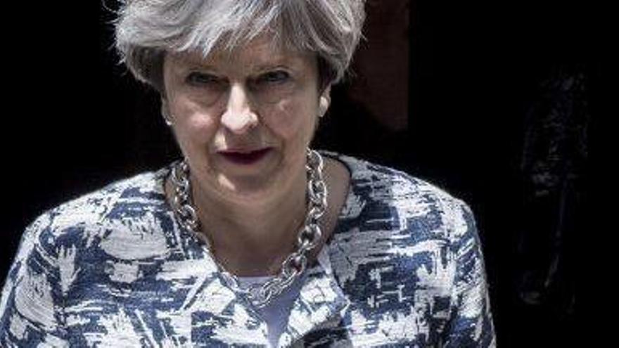 La primera ministra, Theresa May, sortint de Downing Street