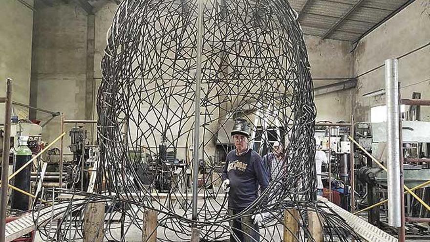 Guillem Crespí trabaja en la escultura del &#039;dimoni&#039; que se instalará en la rotonda.