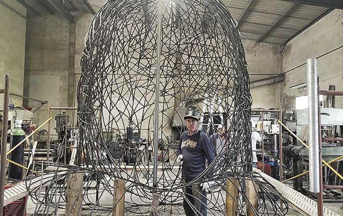 Guillem Crespí trabaja en la escultura del 'dimoni' que se instalará en la rotonda.