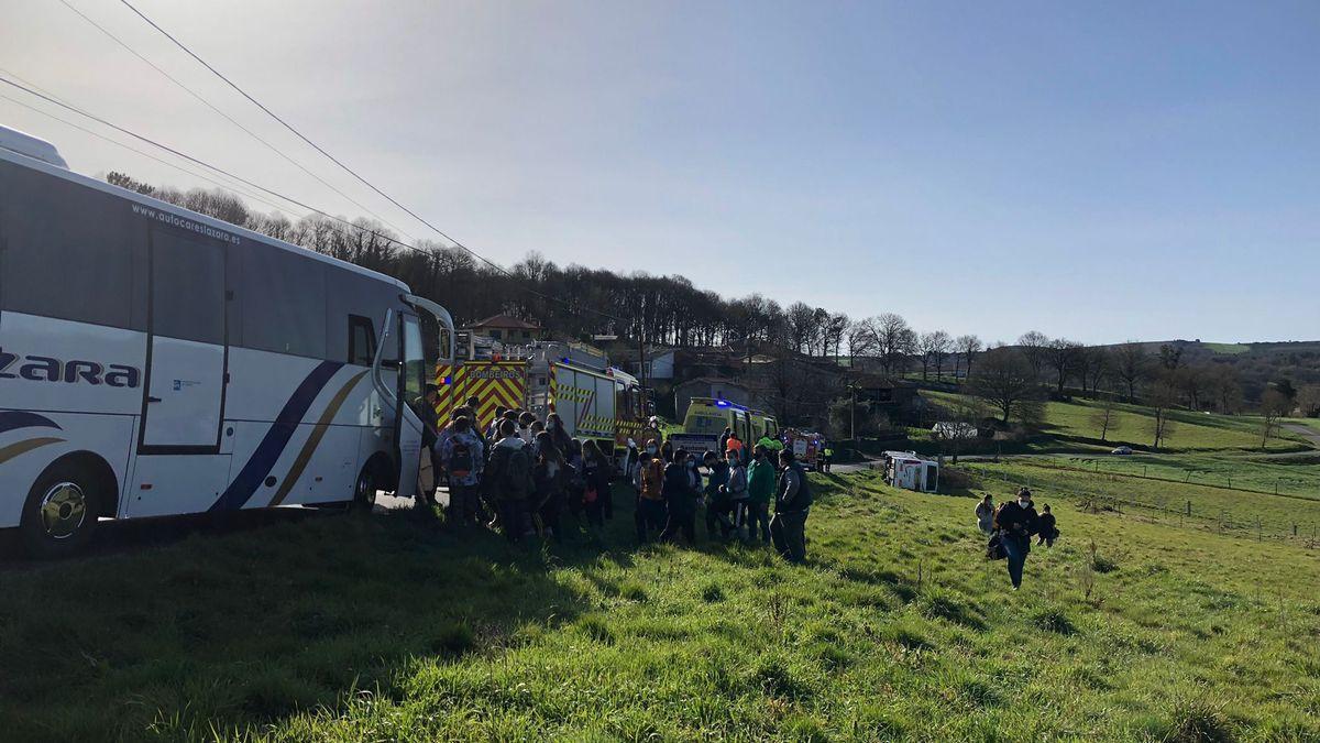 Los alumnos están en perfecto estado y fueron evacuados del lugar del accidente en otro autobús de la misma empresa. / ALFONSO LOÑO