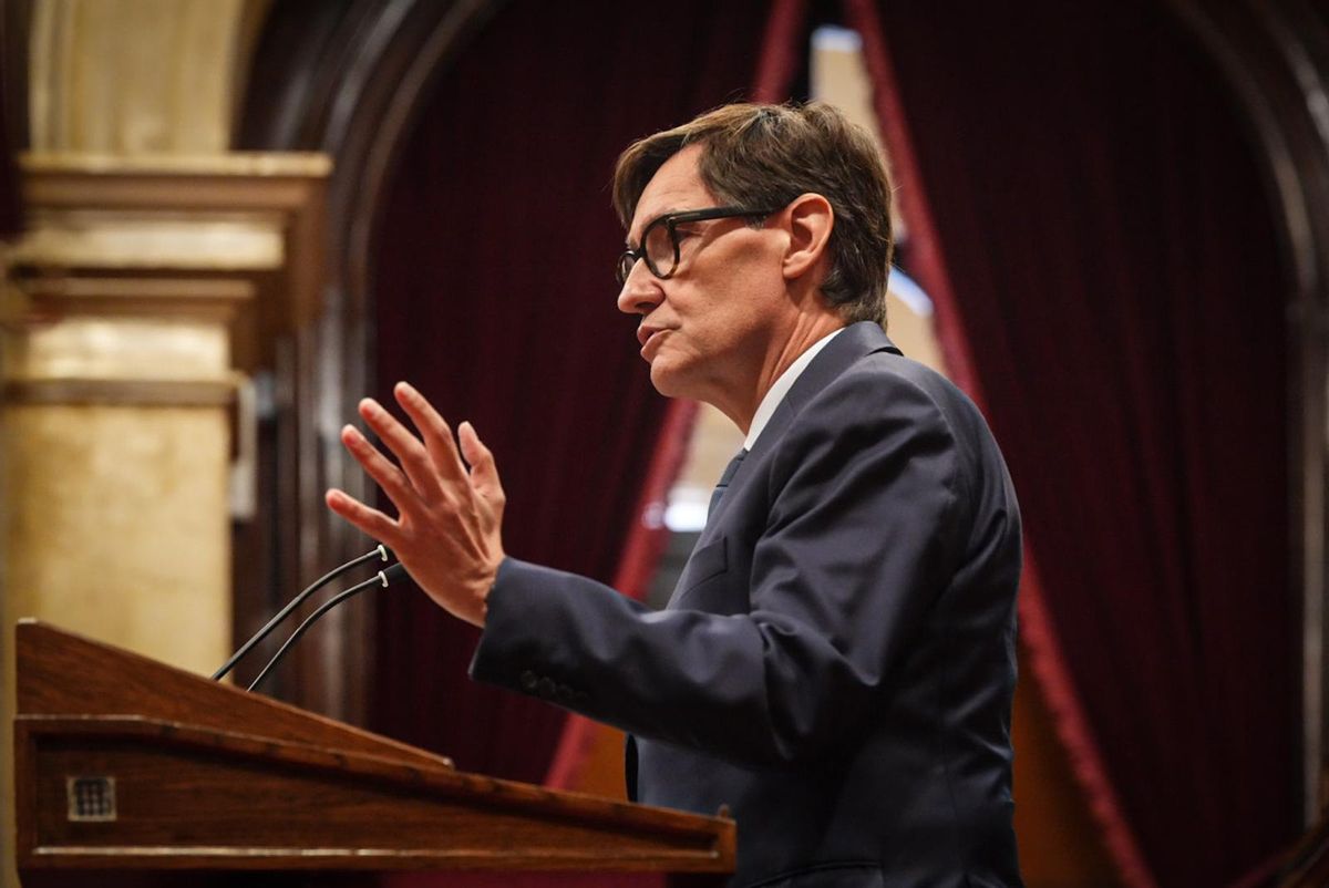 El president de la Generalitat, Salvador Illa, en el pleno del Parlament.