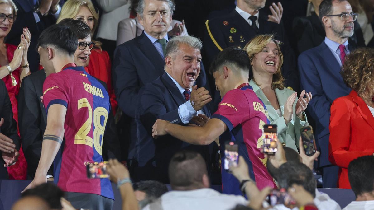 Laporta y la plantilla han vivido un año plagado de títulos