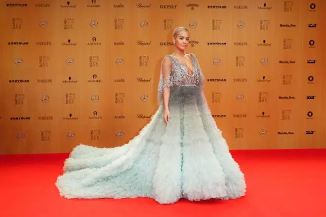 Rita Ora y Hilary Swank reciben un premio Bambi en Berlín