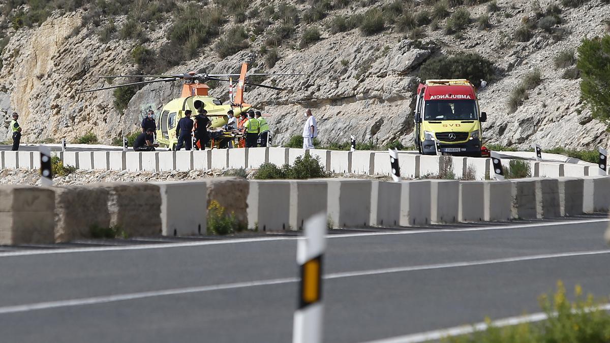 ´Traslado del herido al helicóptero, que aterrizó en la carretera