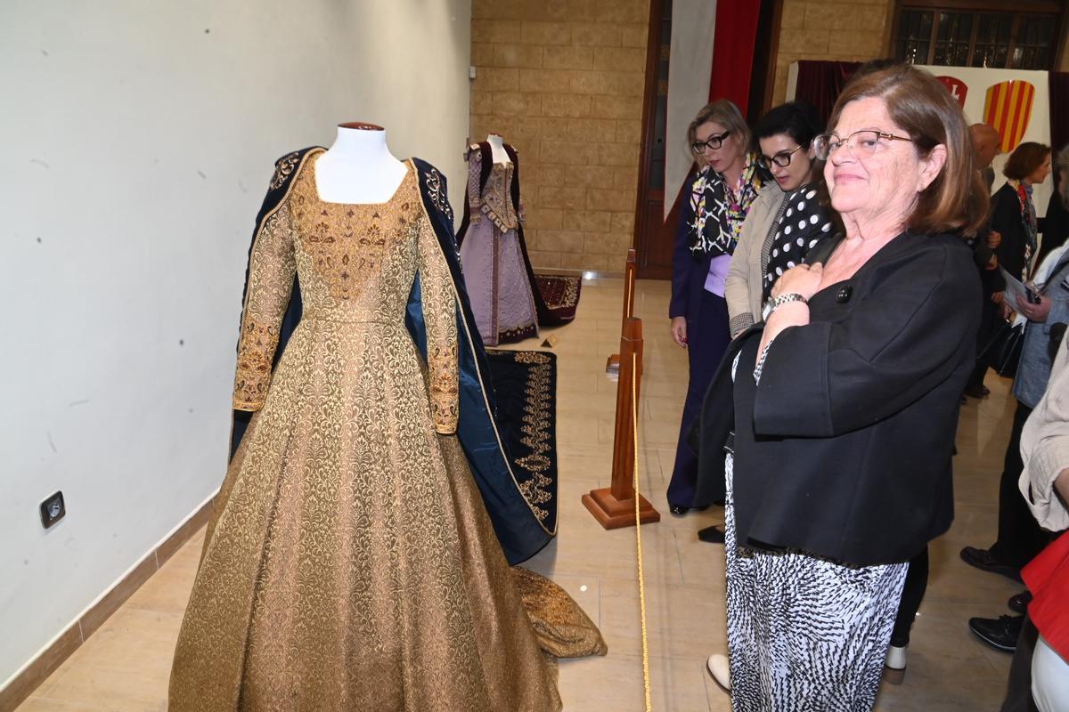 La muestra reúne vestidos de Na Violant de distintas décadas.